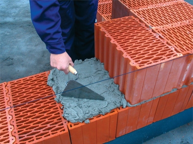 Зведення стін з пустотілих блоків, пористої кераміки та блоків коміркового бетону, використовуючи термоізоляційний розчин DAMMORTEL 120